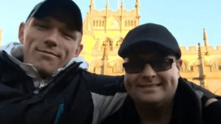 Κέρασε τσιγάρο σε άστεγο που ήταν ο... χαμένος αδερφός του