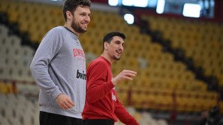 O Λαρεντζάκης... τρόλαρε τον Βεζένκοφ: «Μπορείς να μπλοκάρεις τον Κάρι αλλά όχι τον Λάρι»