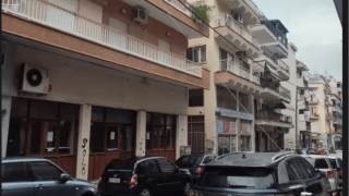 Απίστευτο: Φόρτισε το ηλεκτρικό του αμάξι με καλώδιο από το μπαλκόνι