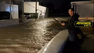 Καιρός – Μύκονος: Επιχειρηματίας βγήκε για ψάρεμα σε πλημμυρισμένο δρόμο