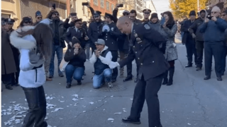 Viral: Ομογενής αστυνομικός γιόρτασε την σύνταξη με… ζεϊμπέκικο