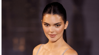 Πήρε φόρα η Kendall Jenner και ποζάρει ξανά... γυμνόστηθη