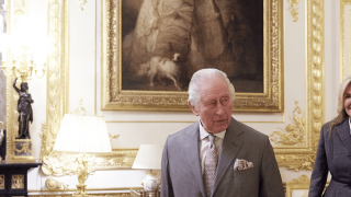 Βασιλιάς Kάρολος: Η γραβάτα με την ελληνική σημαία που «διαβάστηκε» ως μήνυμα για τα Γλυπτά