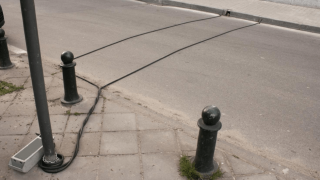 Μαύρα καλώδια κατά μήκους των δρόμων: Πού χρησιμεύουν