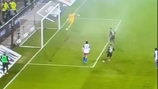 Απίστευτο αυτογκόλ του γκολκίπερ της Ζαντ Πάουλι στο ματς με Αμβούργο