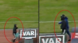 Βόλος-Ολυμπιακός: Οπαδός έφτασε ως το VAR με μία καρέκλα στα χέρια (vid)