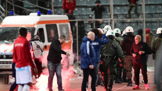 Διακοπή στο Πανθεσσαλικό: Μπήκαν στον περιβάλλοντα χώρο οι οπαδοί του Ολυμπιακού