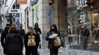 Εορταστικό ωράριο: Αρχίζει από αύριο – Ποιες Κυριακές θα είναι τα καταστήματα ανοιχτά