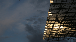 Σβήνουμε τα φώτα για να μη βλέπουμε τους φονιάδες!