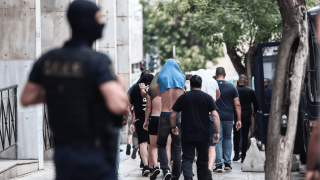 Ρέντης: «Έκανα μ... πρέπει να χτύπησα αστυνομικό» είπε ο 18χρονος στον αδελφό του αφού έριξε τη φωτοβολίδα