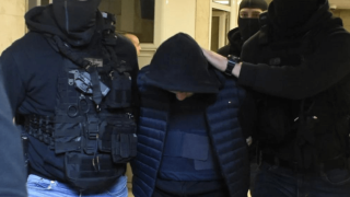 Ρέντης: Απολογείται o 18χρονος για τη φωτοβολίδα στον αστυνομικό