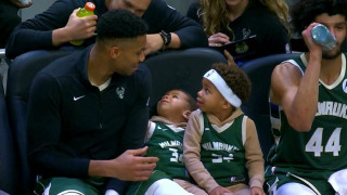 Ο Αντετοκούνμπο έβαλε τα παιδιά του στον πάγκο των Μπακς την ώρα του αγώνα