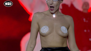 Η Τάμτα εμφανίστηκε topless στο MadWalk