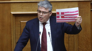 Βουλή: Γιατί ο Νατσιός έδειξε ροζ ελληνική σημαία-Τι ήθελε να πει