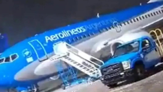 Απίστευτο βίντεο: Ισχυροί άνεμοι παρέσυραν σταθμευμένο αεροπλάνο, το έριξαν πάνω σε άλλα-Κινούνταν ανεξέλεγκτα