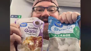 Έβρασε γαρίδες στην τουαλέτα αεροπλάνου με δύο μπαταρίες