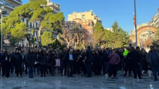 Θεσσαλονίκη: Κοσμοσυρροή για το τελευταίο «αντίο» στον Βασίλη Καρρά