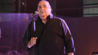 Η Ελλάδα θρηνεί την απώλεια ενός καλλιτέχνη-θρύλου. Ο Καρράς εκτόξευσε το λαϊκό τραγούδι και σηματοδότησε μια ολόκληρη εποχή