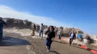 Καλιφόρνια: Πελώριο κύμα παρέσυρε ανθρώπους και αυτοκίνητα