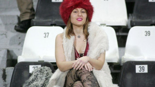 Η γυναίκα που έκλεψε την παράσταση στην Τούμπα!!! (pic)