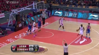 Τρέχει για να σωθεί Κινέζος καλαθοσφαιριστής!! (video)