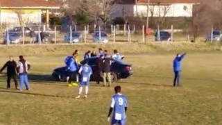 Προσπάθησαν να μεταφέρουν τραυματία ποδοσφαιριστή με Ι.Χ. (video)