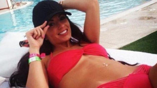 Η κουκλάρα-σύζυγος του Τζόνσον που δεν τον παράτησε! (pics)