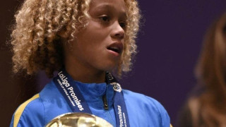 Ο 12χρονος της Μασία με μαλλί Βαλντεράμα, «μοιράζει» σακούλες (video)