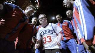 Απίθανο «buzzer beater» από παιδί με σύνδρομο Down!! (video)