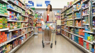 Γαλλία: Τα σούπερ μάρκετ δωρίζουν τα απούλητα τρόφιμα στους φτωχούς