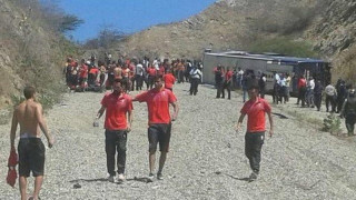 Ανατράπηκε το λεωφορείο που μετέφερε την αποστολή της Ουρακάν (videos)