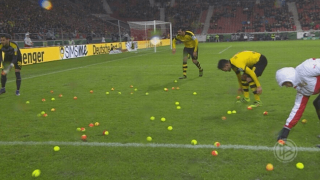 Πέταξαν μπαλάκια του τένις οι οπαδοί της Ντόρτμουντ! (video)