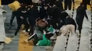 Συμπλοκές και μάχη με καρέκλες σε αγώνα στην Αίγυπτο (vid)