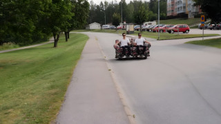 Μετέτρεψαν τον καναπέ του σπιτιού τους σε όχημα και έγιναν viral!