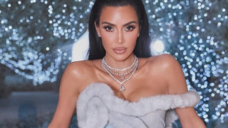 «Γκουρού του φώτοσοπ»: Η Κιμ Καρντάσιαν εμφανίστηκε με δύο... αντίχειρες