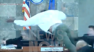 Απίστευτο: Εγκληματίας πήδηξε πάνω σε δικαστή όταν έμαθε ότι θα πάει φυλακή