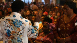 Αγρυπνία στη Λάρισα για τον γάμο των ομόφυλων - Πιστοί... προσευχήθηκαν