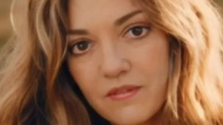 Η τραγουδίστρια που ζει την «αιώνια νιότη» στα 63 της (vids)