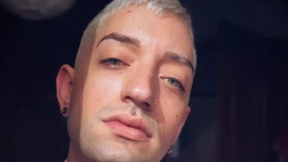 Γιάννης Κατινάκης: «Θέλεις τον γκέι με πίσσα και πούπουλα και το βράδυ να δέρνεις τη γυναίκα σου»