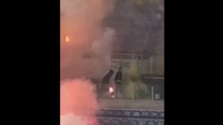 Λάτσιο-Ρόμα: Η στιγμή που πυρσός σκάει στα χέρια οπαδού-Ανταλλαγές φωτοβολίδων