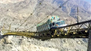 Η πιο επικίνδυνη γέφυρα στον κόσμο (vid)