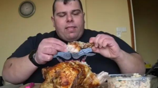 Καβάλα: Κάνει καριέρα στο TikTok... τρώγοντας