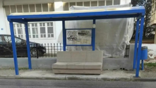 Θεσσαλονίκη: Αντί να πετάξει τον καναπέ, τον... αξιοποίησε σε στάση του ΟΑΣΘ