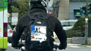 Ηράκλειο: Οδηγός μηχανής «φόρεσε» την πινακίδα κυκλοφορίας στην... πλάτη! (pic)