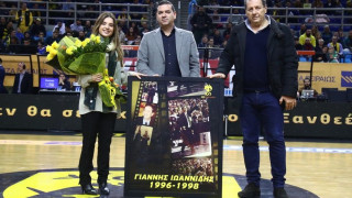 Η ΑΕΚ Betsson τίμησε τη μνήμη του Γιάννη Ιωαννίδη παραδίδοντας κορνίζα στην κόρη του