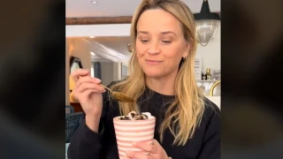 ΤikTok: Η Ρις Γουίδερσπουν έφτιαξε γλυκό με βάση το... χιόνι: Χαμός στο διαδίκτυο -Δείτε βίντεο