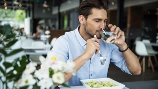 Έρευνα: Πειράζει να πίνουμε νερό με το φαγητό;