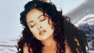 Σάλμα Χάγιεκ: Έβαλε «φωτιές» με φωτογραφίες από το γυμνό παρελθόν της