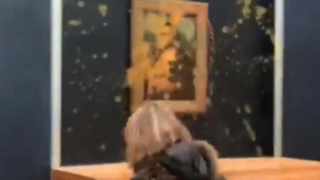 Συναγερμός στο Μουσείο του Λούβρου: Δύο γυναίκες πέταξαν σούπα στη Μόνα Λίζα (vid)