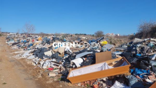 Τραγικές εικόνες: Σκουπιδότοπος πάνω από τον Περιφερειακό, πεταμένο μέχρι και φέρετρο!